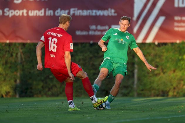 04.09.2026, Herren, Fussball, Saison 2026 2027, Regionalliga Bayern, 7. Spieltag: TSV Aubstadt - SpVgg Ansbach Riko Manz ( 29, SpVgg Ansbach) und Steffen Behr ( 16, TSV Aubstadt) Sulzfeld Schulstadion Aubstadt (NGN Arena) Bayern Deutschland