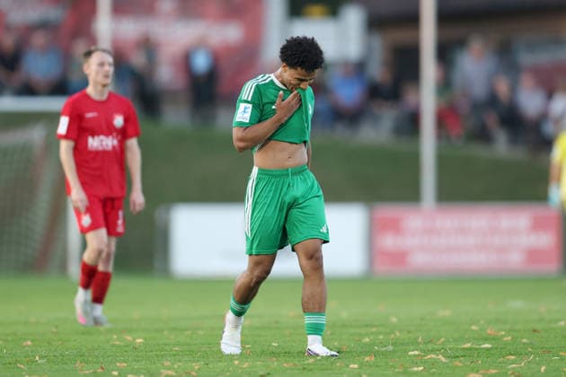 04.09.2026, Herren, Fussball, Saison 2026 2027, Regionalliga Bayern, 7. Spieltag: TSV Aubstadt - SpVgg Ansbach Tyron Koomson ( 20, SpVgg Ansbach) hadert Sulzfeld Schulstadion Aubstadt (NGN Arena) Bayern Deutschland