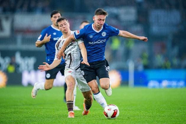 04.09.2026 - Fußball, 2026 2027, 2. Bundesliga, 4. Spieltag, DSC Arminia Bielefeld - FC St. Pauli: (L-R) Mathias Rasmussen (Pauli), Marius Wörl (Bielefeld) DFL REGULATIONS PROHIBIT ANY USE OF PHOTOGRAPHS AS IMAGE SEQUENCES AND OR QUASI-VIDEO. *** September 4, 2026 Soccer, 2026–2027, 2. Bundesliga, Matchday 4, DSC Arminia Bielefeld vs. FC St. Pauli, Referee: Mathias Rasmussen (St. Pauli), Marius Wörl (Bielefeld). DFL regulations prohibit any use of photographs as image sequences and or quasi-video.