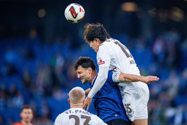 04.09.2026 - Fußball, 2026 2027, 2. Bundesliga, 4. Spieltag, DSC Arminia Bielefeld - FC St. Pauli: (M-R) Maximilian Bauer (Bielefeld), Tomoya Ando (Pauli) DFL REGULATIONS PROHIBIT ANY USE OF PHOTOGRAPHS AS IMAGE SEQUENCES AND OR QUASI-VIDEO. *** September 4, 2026 Soccer, 2026–2027, 2. Bundesliga, Matchday 4, DSC Arminia Bielefeld vs. FC St. Pauli, Referee: Maximilian Bauer (Bielefeld), Tomoya Ando (St. Pauli). DFL regulations prohibit any use of photographs as image sequences and or quasi-video.