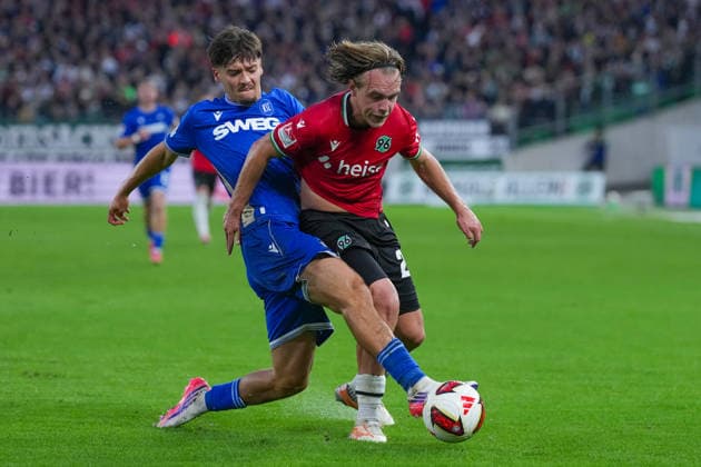 04.09.2026, xydrx, Herren, Fußball, 2.Bundesliga, Hannover 96 - Karlsruher SC, Saison 2026 2027, Heinz von Heiden Arena: Rafael Pinto Pedrosa (Karlsruher SC, 36) im Zweikampf gegen Lars Gindorf (Hannover 96, 25) DFB regulations prohibit any use of photographs as image sequences and or quasi-video. *** September 4, 2026, xydrx, Men s, Soccer, 2. Bundesliga, Hannover 96 vs. Karlsruher SC, 2026–2027 season, Heinz von Heiden Arena Rafael Pinto Pedrosa Karlsruher SC, No. 36 in a tackle against Lars Gindorf Hannover 96, No. 25 DFB regulations prohibit any use of photographs as image sequences and or quasi-video Copyright: HMBxMedia YannisxDreimann