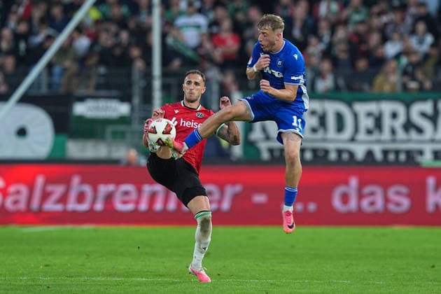 04.09.2026, xydrx, Herren, Fußball, 2.Bundesliga, Hannover 96 - Karlsruher SC, Saison 2026 2027, Heinz von Heiden Arena: Virgil- Eugen Ghita (Hannover 96, 5) im Zweikampf gegen Noel Eichinger (Karlsruher SC, 11) DFB regulations prohibit any use of photographs as image sequences and or quasi-video. *** September 4, 2026, xydrx, Men s, Soccer, 2. Bundesliga, Hannover 96 vs. Karlsruher SC, 2026–2027 season, Heinz von Heiden Arena, Virgil Eugen Ghita (Hannover 96), No. 5 in a tackle against Noel Eichinger (Karlsruher SC), No. 11. DFB regulations prohibit any use of photographs as image sequences and or quasi-video. Copyright: HMBxMedia YannisxDreimann