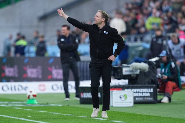 04.09.2026, xydrx, Herren, Fußball, 2.Bundesliga, Hannover 96 - Karlsruher SC, Saison 2026 2027, Heinz von Heiden Arena: Maximilian Senft (Cheftrainer Karlsruher SC) gestikulierend DFB regulations prohibit any use of photographs as image sequences and or quasi-video. *** September 4, 2026, xydrx, Men s, Soccer, 2. Bundesliga, Hannover 96 vs. Karlsruher SC, 2026–2027 season, Heinz von Heiden Arena; Maximilian Senft, head coach of Karlsruher SC, gesturing; DFB regulations prohibit any use of photographs as image sequences and or quasi-video Copyright: HMBxMedia YannisxDreimann