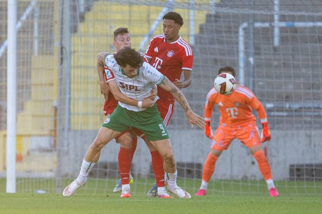 David Heindl 5 (FC Bayern Muenchen Amatuere) haelt Moritz Guendling 9 (VfB Eichstaett) fest, FC Bayern II vs. VfB Eichstaett, Fussball, Regionalliga Bayern, 7. Spieltag, 04.09.2026 DFB regulations prohibit any use of photographs as image sequences and or quasi-video Muenchen Bayern Deutschland