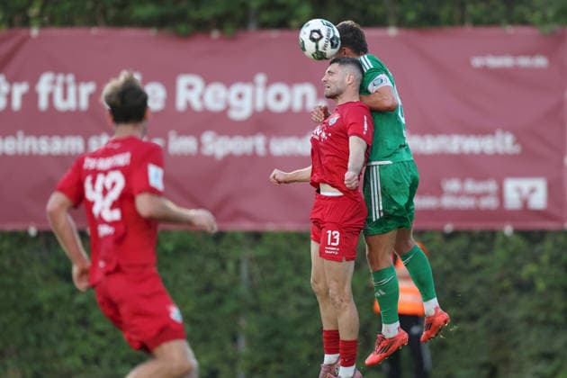 04.09.2026, Herren, Fussball, Saison 2026 2027, Regionalliga Bayern, 7. Spieltag: TSV Aubstadt - SpVgg Ansbach Jacob Engel ( 13, TSV Aubstadt) und Tobias Dietrich ( 6, SpVgg Ansbach) Sulzfeld Schulstadion Aubstadt (NGN Arena) Bayern Deutschland