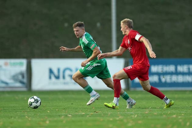 04.09.2026, Herren, Fussball, Saison 2026 2027, Regionalliga Bayern, 7. Spieltag: TSV Aubstadt - SpVgg Ansbach Riko Manz ( 29, SpVgg Ansbach) und Steffen Behr ( 16, TSV Aubstadt) Sulzfeld Schulstadion Aubstadt (NGN Arena) Bayern Deutschland