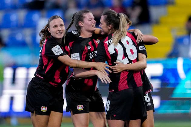Spielerinnen von Bayer 04 Leverkusen, jubeln über das Tor zum 1:2, Jubel, Torjubel, Torerfolg, celebrate the goal, goal, celebration, jubelt ueber das Tor, Freuen, Freude, freut sich, optimistisch, positiv, Spielszene, Highlight, Action, Aktion, 04.09.2026, Sinsheim (Hoffenheim) (Deutschland), Fussball, Google Pixel Frauen-Bundesliga, TSG 1899 Hoffenheim - Bayer 04 Leverkusen, DFB DFL REGULATIONS PROHIBIT ANY USE OF PHOTOGRAPHS AS IMAGE SEQUENCES AND OR QUASI-VIDEO. *** Bayer 04 Leverkusen players celebrate the goal that makes the score 1-2, Celebration, goal celebration, scoring a goal, celebrating the goal, goal, celebration, celebrating the goal, joy, happiness, happy, optimistic, positive, game scene, highlight, action, 04 09 2026, Sinsheim, Hoffenheim, Germany, soccer, Google Pixel Women’s Bundesliga, TSG 1899 Hoffenheim vs. Bayer 04 Leverkusen, DFB and DFL regulations prohibit any use of photographs as image sequences and or quasi-video xozx