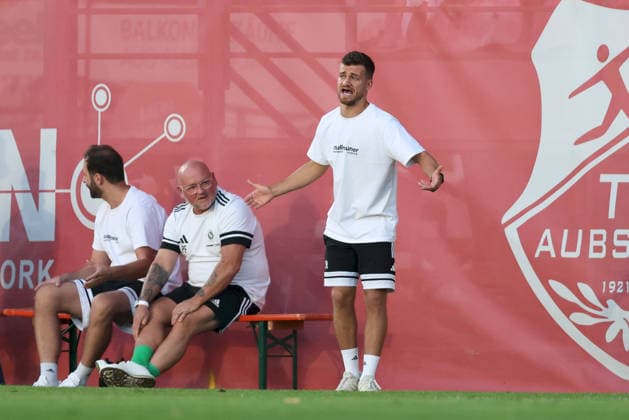 04.09.2026, Herren, Fussball, Saison 2026 2027, Regionalliga Bayern, 7. Spieltag: TSV Aubstadt - SpVgg Ansbach Niklas Reutelhuber (Cheftrainer, SpVgg Ansbach) gestikuliert, Arme, Hände Sulzfeld Schulstadion Aubstadt (NGN Arena) Bayern Deutschland
