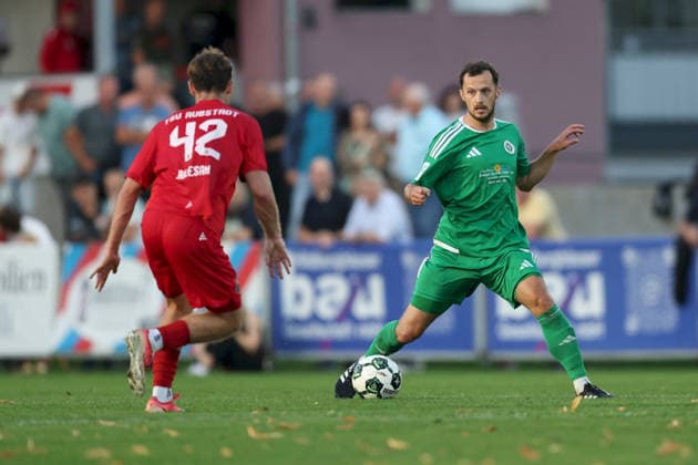 04.09.2026, Herren, Fussball, Saison 2026 2027, Regionalliga Bayern, 7. Spieltag: TSV Aubstadt - SpVgg Ansbach Eric Weeger ( 25, SpVgg Ansbach) und Fabio Bozesan ( 42, TSV Aubstadt) Sulzfeld Schulstadion Aubstadt (NGN Arena) Bayern Deutschland