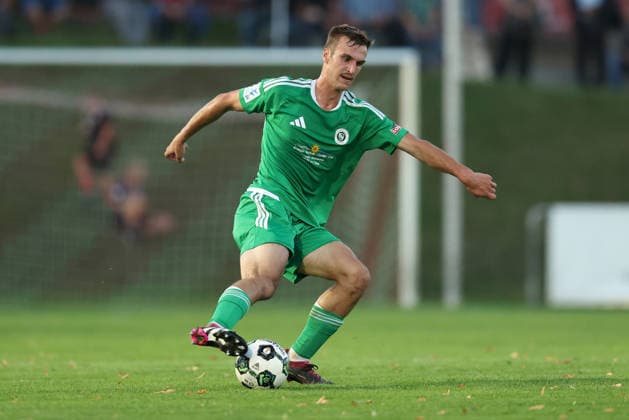 04.09.2026, Herren, Fussball, Saison 2026 2027, Regionalliga Bayern, 7. Spieltag: TSV Aubstadt - SpVgg Ansbach Lukas Oberseider ( 15, SpVgg Ansbach) im Ballbesitz Sulzfeld Schulstadion Aubstadt (NGN Arena) Bayern Deutschland