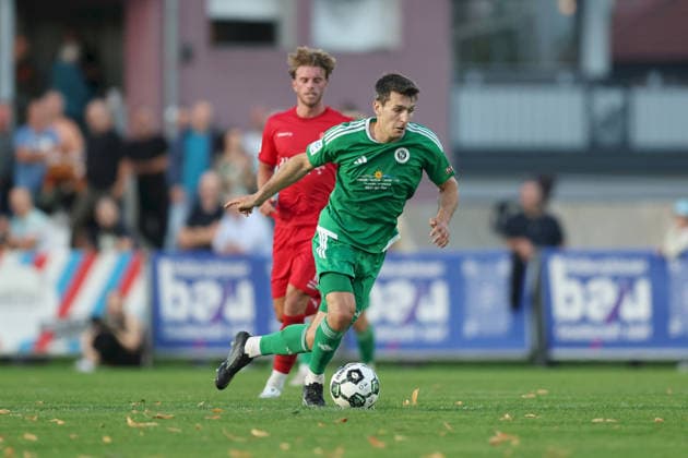 04.09.2026, Herren, Fussball, Saison 2026 2027, Regionalliga Bayern, 7. Spieltag: TSV Aubstadt - SpVgg Ansbach Ben Müller ( 24, SpVgg Ansbach) im Ballbesitz Sulzfeld Schulstadion Aubstadt (NGN Arena) Bayern Deutschland