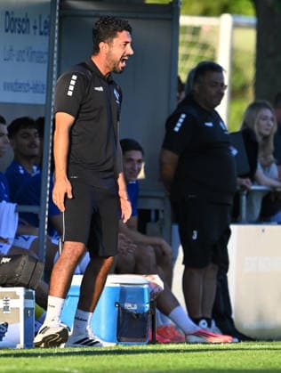 04.09.2026 - Fussball - Saison 2026 2027 - Regionalliga Bayern - 07. Spieltag: SC Eltersdorf SCE ( Quecken ) - FV Illertissen - - xwoxzix - Walid Khaled (Trainer FV Illertissen ) ruft schreit brüllt