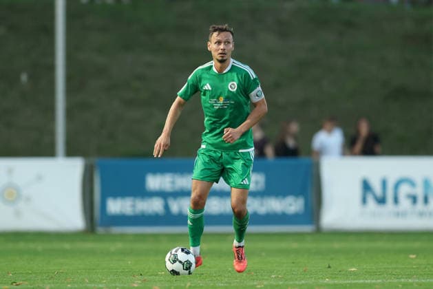 04.09.2026, Herren, Fussball, Saison 2026 2027, Regionalliga Bayern, 7. Spieltag: TSV Aubstadt - SpVgg Ansbach Tobias Dietrich ( 6, SpVgg Ansbach) im Ballbesitz Sulzfeld Schulstadion Aubstadt (NGN Arena) Bayern Deutschland