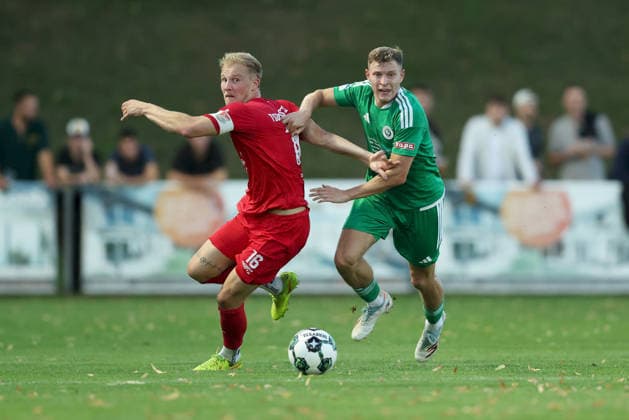 04.09.2026, Herren, Fussball, Saison 2026 2027, Regionalliga Bayern, 7. Spieltag: TSV Aubstadt - SpVgg Ansbach Steffen Behr ( 16, TSV Aubstadt) und Riko Manz ( 29, SpVgg Ansbach) Sulzfeld Schulstadion Aubstadt (NGN Arena) Bayern Deutschland
