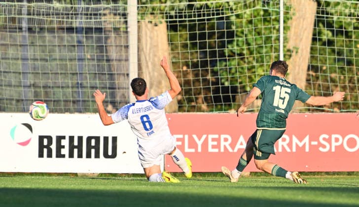 04.09.2026 - Fussball - Saison 2026 2027 - Regionalliga Bayern - 07. Spieltag: SC Eltersdorf SCE ( Quecken ) - FV Illertissen - - xwoxzix - Moritz Fischer (15, SC Eltersdorf ) erzielt Treffer Tor Torschuß zum 1:0 gegen Jan-Luca Fink (6, FV Illertissen FVI )