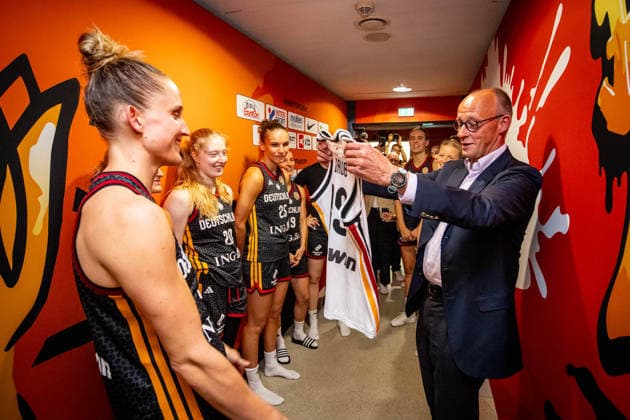 Basketball Berlin 04.09.2026 FIBA Women™s Basketball World Cup Germany 2026 Vorrunde Gruppe Spanien (ESP) - Deutschland (GER) Bundeskanzler Friedrich Merz zu besuch mit Team vor der Kabine *** Basketball Berlin, September 4, 2026 — FIBA Women’s Basketball World Cup Germany 2026, Preliminary Round, Group Spain (ESP) vs. Germany (GER) — German Chancellor Friedrich Merz visits the team outside the locker room