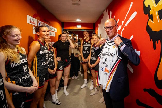 Basketball Berlin 04.09.2026 FIBA Women™s Basketball World Cup Germany 2026 Vorrunde Gruppe Spanien (ESP) - Deutschland (GER) Bundeskanzler Friedrich Merz zu besuch mit Team vor der Kabine *** Basketball Berlin, September 4, 2026 — FIBA Women’s Basketball World Cup Germany 2026, Preliminary Round, Group Spain (ESP) vs. Germany (GER) — German Chancellor Friedrich Merz visits the team outside the locker room
