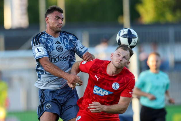 Fussball - RL Südwest - Eintracht Frankfurt II - FC-Astoria Walldorf - 04.09.26, Lukas Sonnenwald (Eintracht), Roman Hauk (Waldorf), -