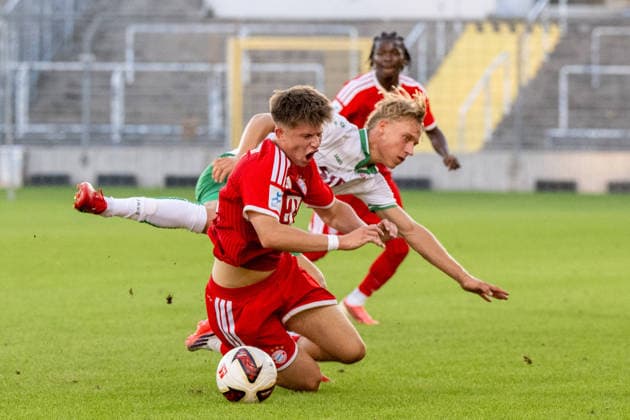 Matous Srb 11 (FC Bayern Muenchen Amatuere), Elias Herger 11 (VfB Eichstaett) stuerzen, FC Bayern II vs. VfB Eichstaett, Fussball, Regionalliga Bayern, 7. Spieltag, 04.09.2026 DFB regulations prohibit any use of photographs as image sequences and or quasi-video Muenchen Bayern Deutschland