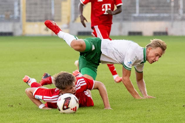 Matous Srb 11 (FC Bayern Muenchen Amatuere), Elias Herger 11 (VfB Eichstaett) stuerzen, FC Bayern II vs. VfB Eichstaett, Fussball, Regionalliga Bayern, 7. Spieltag, 04.09.2026 DFB regulations prohibit any use of photographs as image sequences and or quasi-video Muenchen Bayern Deutschland