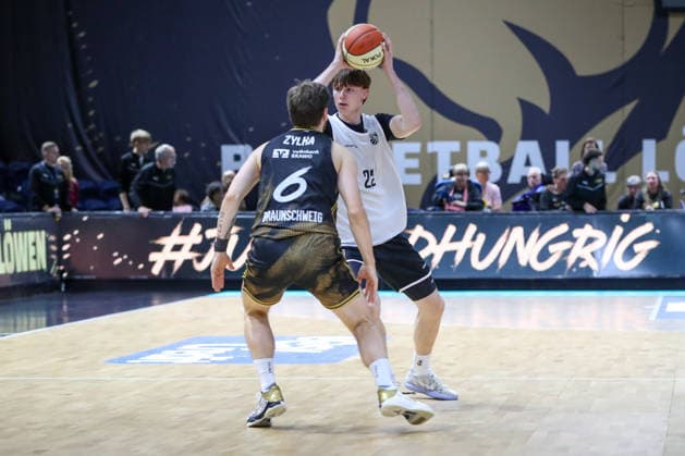 04.09.2026, xgox, Basketball - Testspiel Basketball Loewen Braunschweig - Bamberg Baskets emspor, v.l. Ferdinand Zylka (Braunschweig, 6), Jakob Lang (Bamberg, 22) Zweikampf, Duell, Kampf, tackle Braunschweig