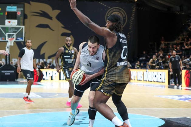 04.09.2026, xgox, Basketball - Testspiel Basketball Loewen Braunschweig - Bamberg Baskets emspor, v.l. Daniel Keppeler (Bamberg, 31), Zaba Bangala (Braunschweig, 0) Zweikampf, Duell, Kampf, tackle Braunschweig
