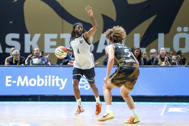 04.09.2026, xgox, Basketball - Testspiel Basketball Loewen Braunschweig - Bamberg Baskets emspor, v.l. Jordan Jones (Bamberg, 4) am Ball, plays the ball Braunschweig