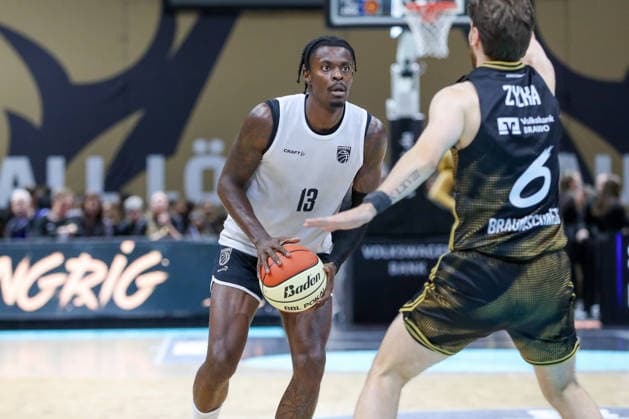 04.09.2026, xgox, Basketball - Testspiel Basketball Loewen Braunschweig - Bamberg Baskets emspor, v.l. Trevon Scott (Bamberg, 13) am Ball, plays the ball Braunschweig