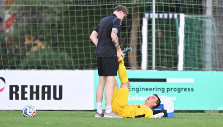 04.09.2026 - Fussball - Saison 2026 2027 - Regionalliga Bayern - 07. Spieltag: SC Eltersdorf SCE ( Quecken ) - FV Illertissen - - xwoxzix - Daniel Adamczyk (1, FV Illertissen FVI ) angeschlagen am Boden