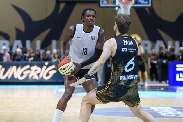 04.09.2026, xgox, Basketball - Testspiel Basketball Loewen Braunschweig - Bamberg Baskets emspor, v.l. Trevon Scott (Bamberg, 13) am Ball, plays the ball Braunschweig