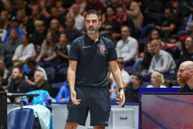04.09.2026, xgox, Basketball - Testspiel Basketball Loewen Braunschweig - Bamberg Baskets emspor, v.l. Jesus Ramirez (Bamberg, Trainer) gibt Anweisungen, gestikuliert mit den Armen, gesticulate, gives instructions Braunschweig