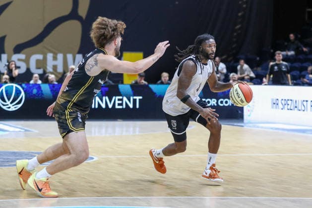 04.09.2026, xgox, Basketball - Testspiel Basketball Loewen Braunschweig - Bamberg Baskets emspor, v.l. Jordan Jones (Bamberg, 4) am Ball, plays the ball Braunschweig