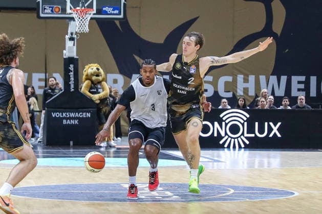 04.09.2026, xgox, Basketball - Testspiel Basketball Loewen Braunschweig - Bamberg Baskets emspor, v.l. Jordan Jones (Bamberg, 4), Benjamin Schröder (Braunschweig, 2) Zweikampf, Duell, Kampf, tackle Braunschweig