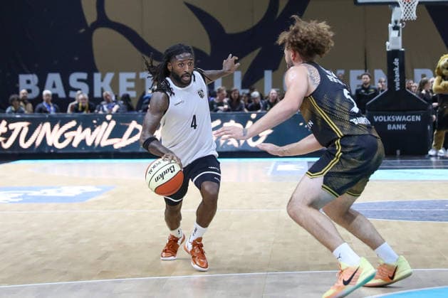 04.09.2026, xgox, Basketball - Testspiel Basketball Loewen Braunschweig - Bamberg Baskets emspor, v.l. Jordan Jones (Bamberg, 4) am Ball, plays the ball Braunschweig