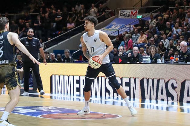 04.09.2026, xgox, Basketball - Testspiel Basketball Loewen Braunschweig - Bamberg Baskets emspor, v.l. Joshua Obiesie (Bamberg, 77) am Ball, plays the ball Braunschweig