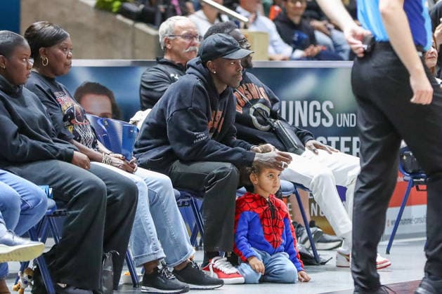 04.09.2026, xgox, Basketball - Testspiel Basketball Loewen Braunschweig - Bamberg Baskets emspor, v.l. Dennis Schröder schaut sich das Testspiel an Braunschweig