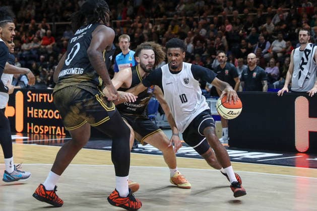 04.09.2026, xgox, Basketball - Testspiel Basketball Loewen Braunschweig - Bamberg Baskets emspor, v.l. Mylik Wilson (Bamberg, 10) am Ball, plays the ball Braunschweig