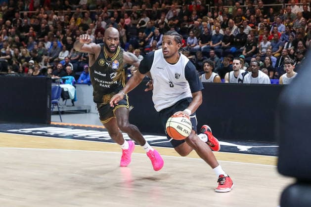 04.09.2026, xgox, Basketball - Testspiel Basketball Loewen Braunschweig - Bamberg Baskets emspor, v.l. Sheldon Edwards (Braunschweig, 13), Jordan Wright (Bamberg, 3) Zweikampf, Duell, Kampf, tackle Braunschweig