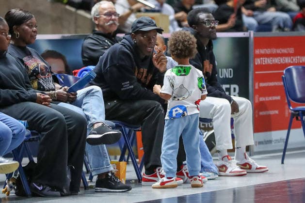04.09.2026, xgox, Basketball - Testspiel Basketball Loewen Braunschweig - Bamberg Baskets emspor, v.l. Dennis Schröder schaut sich das Testspiel an Braunschweig