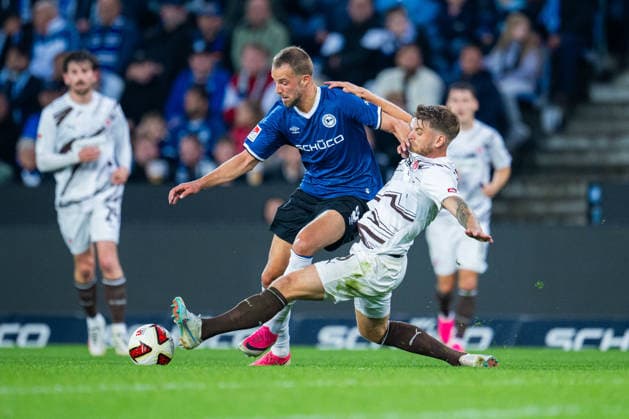 04.09.2026 - Fußball, 2026 2027, 2. Bundesliga, 4. Spieltag, DSC Arminia Bielefeld - FC St. Pauli: (L-R) David Min (Bielefeld), Marcus Mathisen (Pauli) DFL REGULATIONS PROHIBIT ANY USE OF PHOTOGRAPHS AS IMAGE SEQUENCES AND OR QUASI-VIDEO. *** September 4, 2026 Soccer, 2026–2027, 2. Bundesliga, Matchday 4, DSC Arminia Bielefeld vs. FC St. Pauli, Referee: David Min (Bielefeld), Marcus Mathisen (Pauli). DFL regulations prohibit any use of photographs as image sequences and or quasi-video.