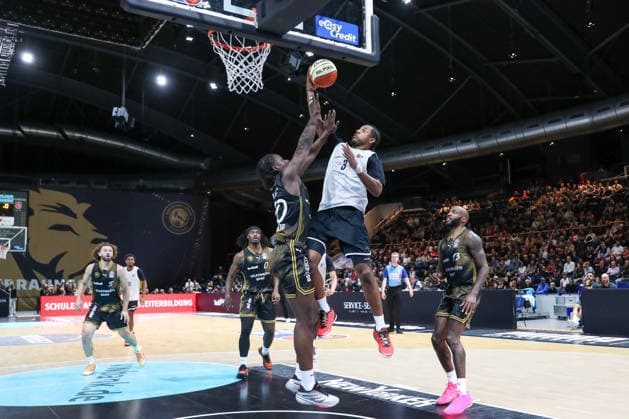 04.09.2026, xgox, Basketball - Testspiel Basketball Loewen Braunschweig - Bamberg Baskets emspor, v.l. Chip Flanigan (Braunschweig, 30), Jordan Wright (Bamberg, 3) Zweikampf, Duell, Kampf, tackle Braunschweig