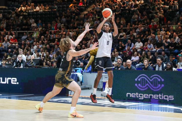 04.09.2026, xgox, Basketball - Testspiel Basketball Loewen Braunschweig - Bamberg Baskets emspor, v.l. Devin Askew (Braunschweig, 5), Mylik Wilson (Bamberg, 10) Zweikampf, Duell, Kampf, tackle Braunschweig