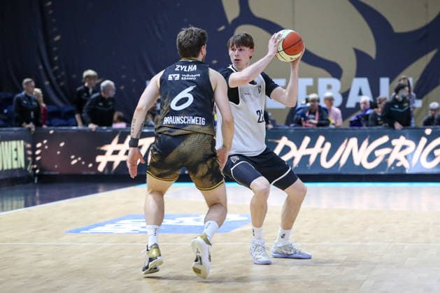 04.09.2026, xgox, Basketball - Testspiel Basketball Loewen Braunschweig - Bamberg Baskets emspor, v.l. Ferdinand Zylka (Braunschweig, 6), Jakob Lang (Bamberg, 22) Zweikampf, Duell, Kampf, tackle Braunschweig