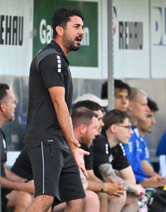 04.09.2026 - Fussball - Saison 2026 2027 - Regionalliga Bayern - 07. Spieltag: SC Eltersdorf SCE ( Quecken ) - FV Illertissen - - xwoxzix - Walid Khaled (Trainer FV Illertissen ) gestikuliert Geste