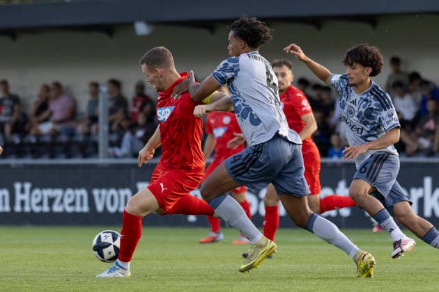 Regionalliga Südwest: Eintracht Frankfurt II - FC-Astoria Walldorf, 04.09.2026 Marcel Carl (FC-Astoria Walldorf 9) und Julian Etse (Eintracht Frankfurt II 4) im Zweikampf um den Ball, Eintracht Frankfurt II - FC-Astoria Walldorf, Dreieich, Maxworx Sportpark, 4.9.2026 Copyright: xBEAUTIFULxSPORTS Gawlikx