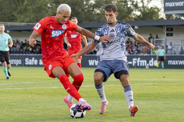 Regionalliga Südwest: Eintracht Frankfurt II - FC-Astoria Walldorf, 04.09.2026 Kenny Freßle Fressle (FC-Astoria Walldorf 40) und George Didoss (Eintracht Frankfurt II 19) im Zweikampf um den Ball, Eintracht Frankfurt II - FC-Astoria Walldorf, Dreieich, Maxworx Sportpark, 4.9.2026 Copyright: xBEAUTIFULxSPORTS Gawlikx