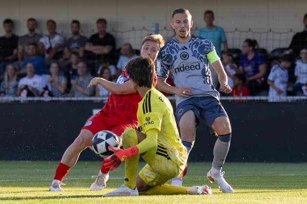 Regionalliga Südwest: Eintracht Frankfurt II - FC-Astoria Walldorf, 04.09.2026 Amil Siljevic (Eintracht Frankfurt II 1) wehrt den Schuss von Lennart Grimmer (FC-Astoria Walldorf 8) ab, Eintracht Frankfurt II - FC-Astoria Walldorf, Dreieich, Maxworx Sportpark, 4.9.2026 Copyright: xBEAUTIFULxSPORTS Gawlikx