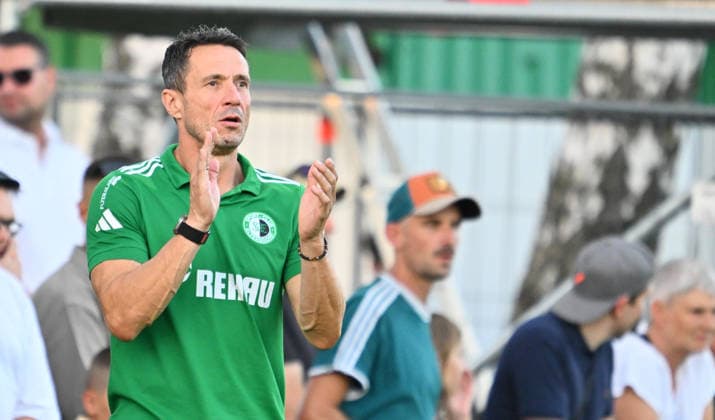 04.09.2026 - Fussball - Saison 2026 2027 - Regionalliga Bayern - 07. Spieltag: SC Eltersdorf SCE ( Quecken ) - FV Illertissen - - xwoxzix - Bernd Eigner (Trainer SC Eltersdorf ) applaudiert klatscht
