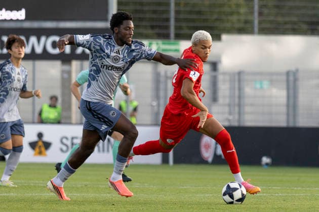 Regionalliga Südwest: Eintracht Frankfurt II - FC-Astoria Walldorf, 04.09.2026 Collin Owusu Etse (Eintracht Frankfurt II 27) und Kenny Freßle Fressle (FC-Astoria Walldorf 40) im Zweikampf um den Ball, Eintracht Frankfurt II - FC-Astoria Walldorf, Dreieich, Maxworx Sportpark, 4.9.2026 Copyright: xBEAUTIFULxSPORTS Gawlikx