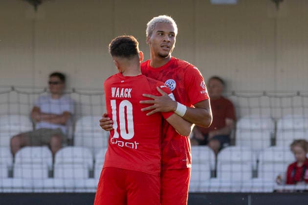 Regionalliga Südwest: Eintracht Frankfurt II - FC-Astoria Walldorf, 04.09.2026 Sissis Efthymiou (Eintracht Frankfurt II 40) erzielte das To dne Treffer zum 0:1 und umarmt Maximilian Philipp Waack (FC-Astoria Walldorf 10), Eintracht Frankfurt II - FC-Astoria Walldorf, Dreieich, Maxworx Sportpark, 4.9.2026 Copyright: xBEAUTIFULxSPORTS Gawlikx